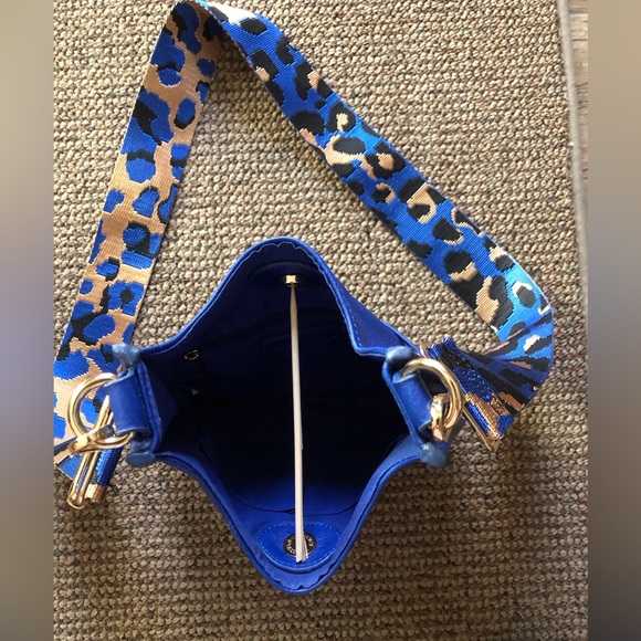 Vegan leather crossbody bag by Ah-dorned - Picture 3 of 3